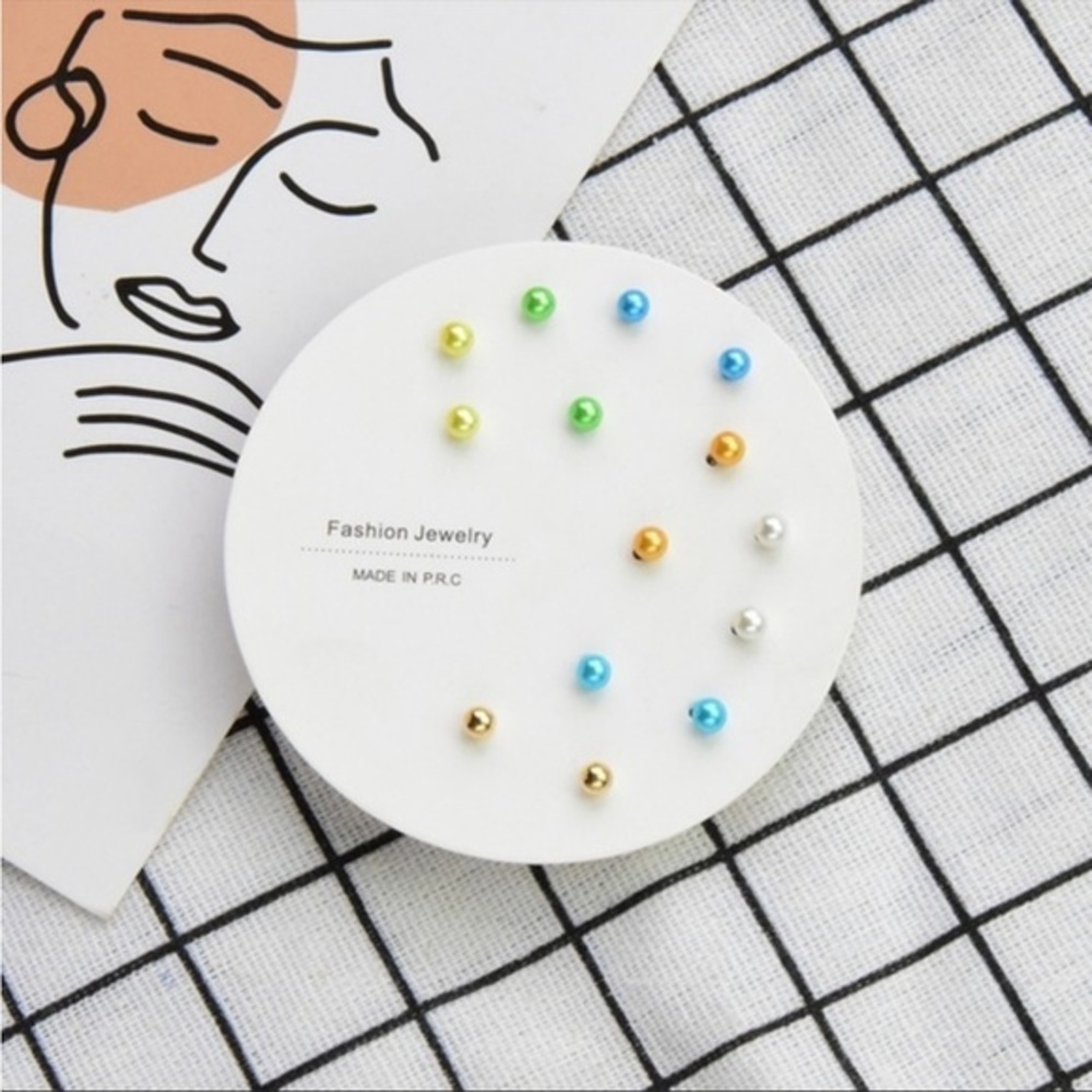 🟢 7 Pairs of Stud Earrings - Various colors - Pearlized Finish
